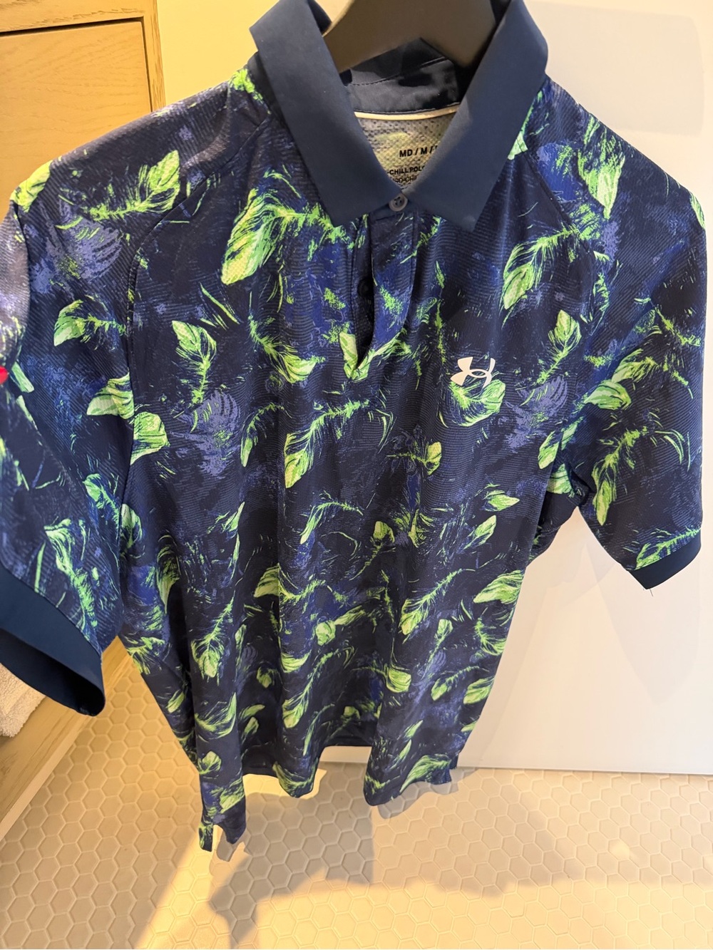 Under Armour Men’s Navy Blue Floral Performance golf shirt sz medium